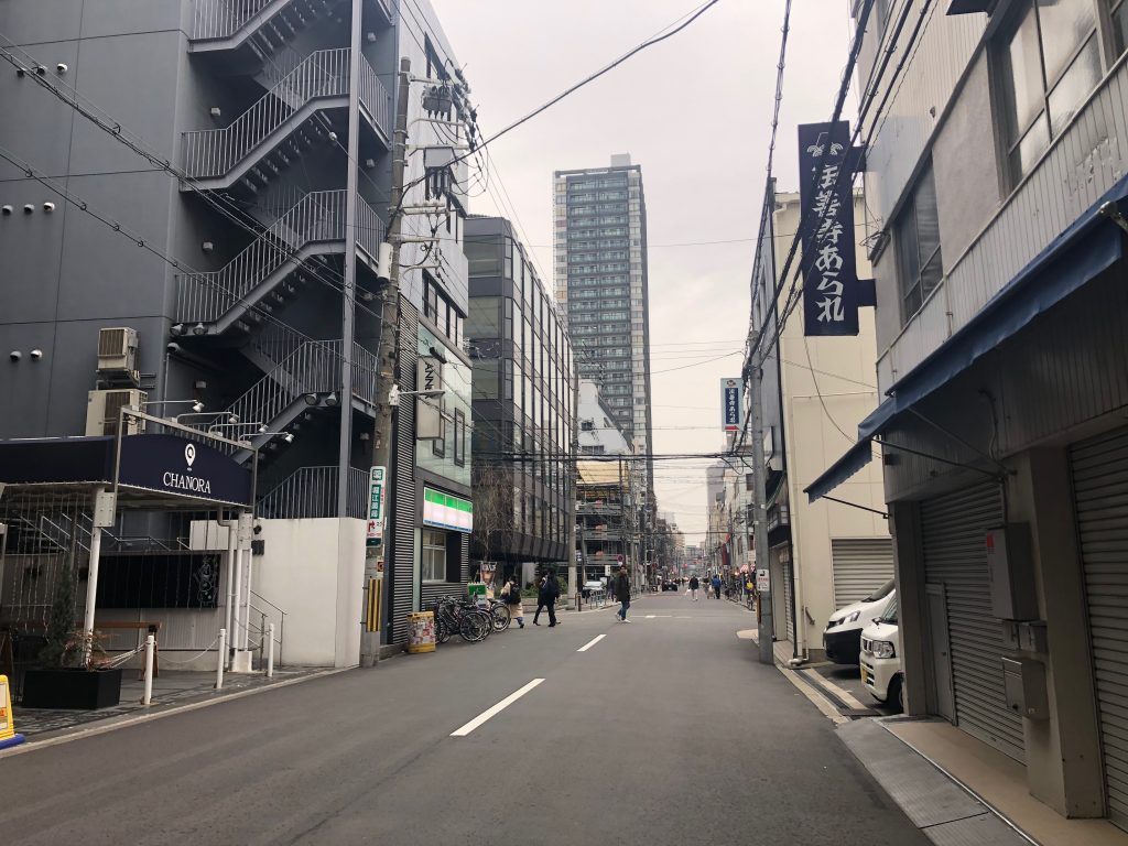 ②左手側にファミリーマート、前方にタワーマンションが見えます。このままタワーマンションに向けてまっすぐに進みます。